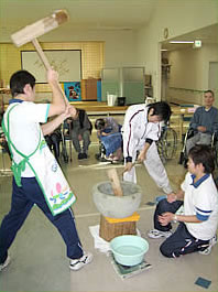 医療法人柳育会/介護老人保健施設/グリーンビュー希望ヶ丘(福岡県八女市)/餅つき